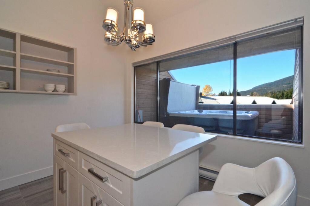 Hearthstone Lodge Loft, Village Centre, Private Hot Tub, Sleeps 6 Whistler Exteriér fotografie